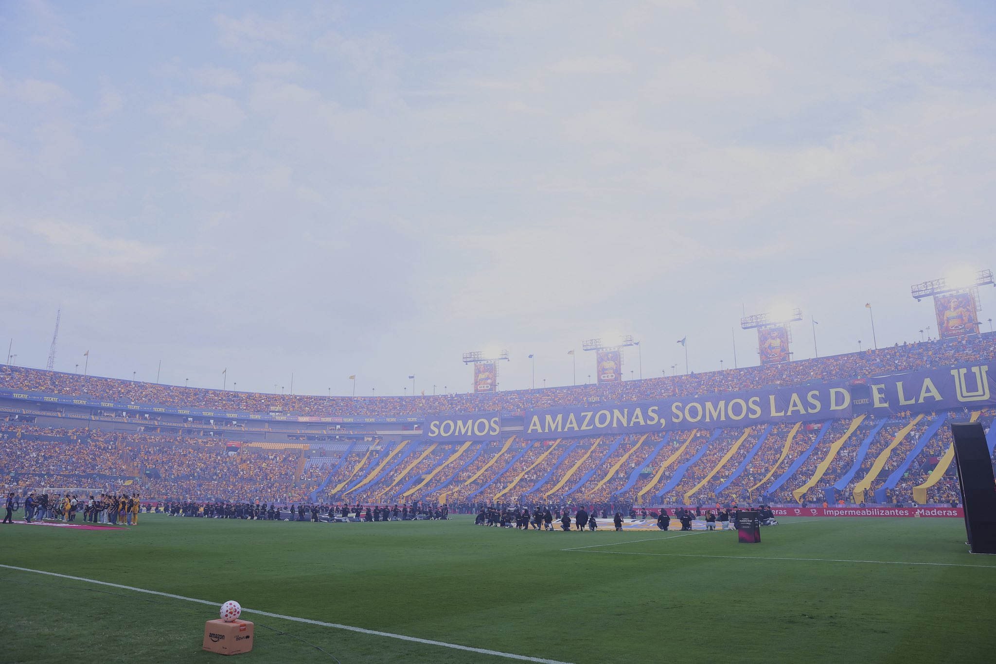 Mais de 40 mil adeptos criaram um mosaico que transformou o Estadio Universitario num espetáculo de arte e arrepio.