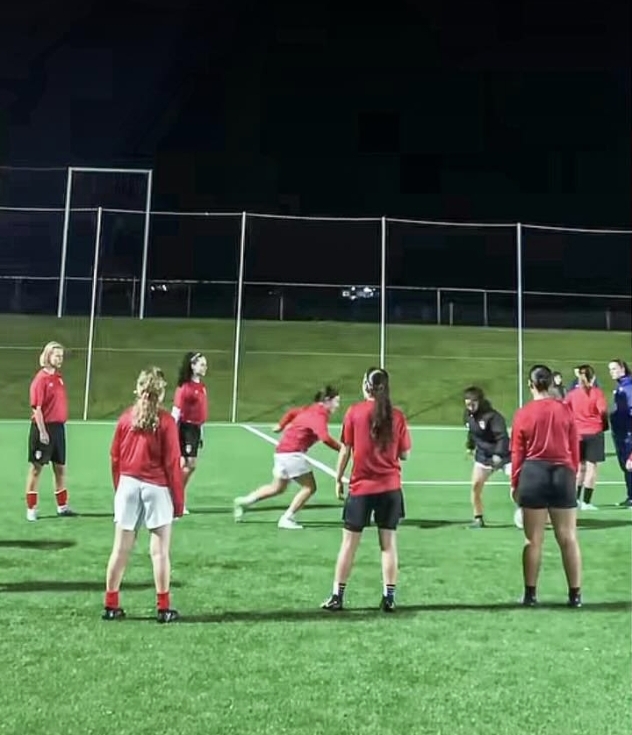A equipa femina do CD Santa Clara treinou pela primeira vez no Centro de Treinos do clube