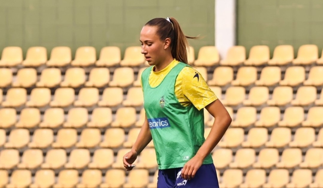 Inês Meninas sofreu uma lesão do ligamento colateral medial do joelho direito