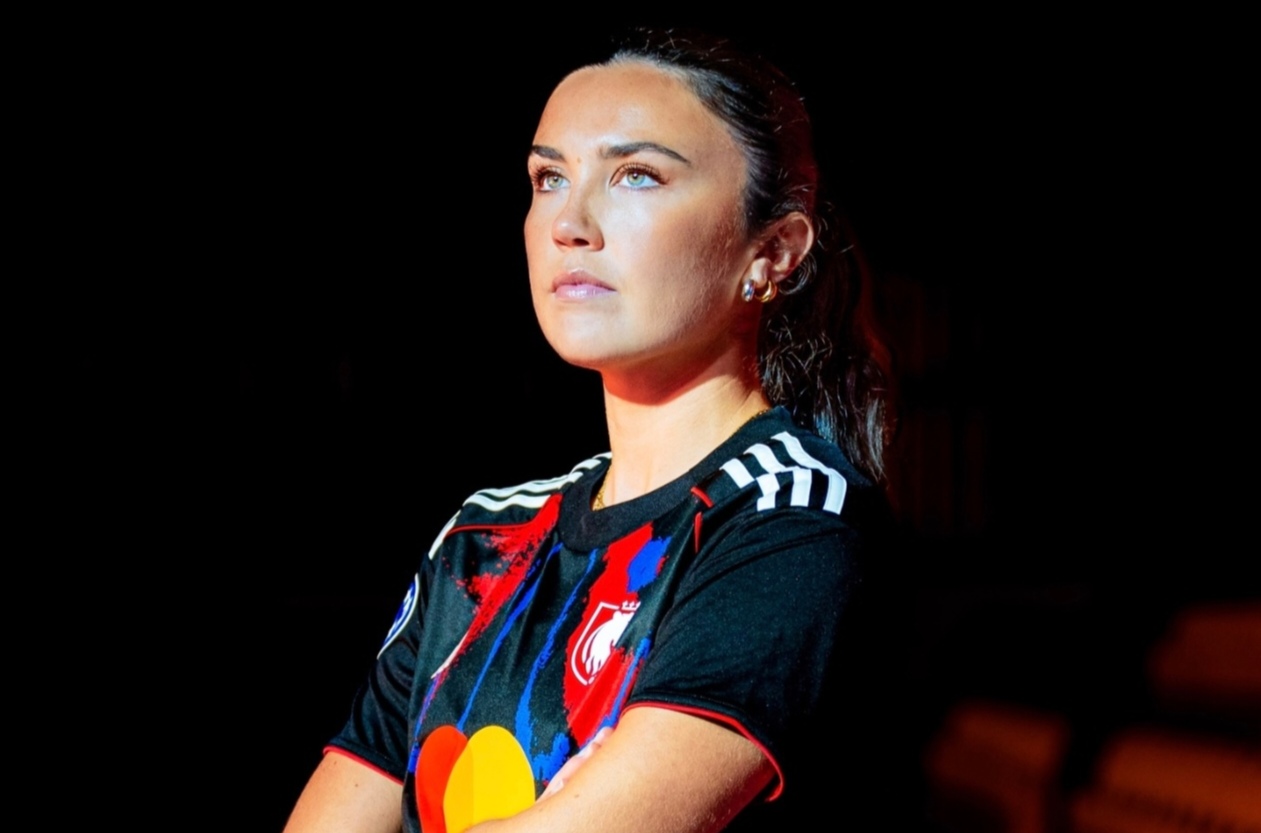 Em parceria com a Adidas o OL Lyonnes lança a sua primeira camisola exclusiva para a equipa feminina