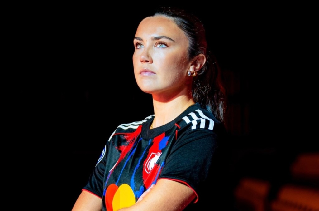 Em parceria com a Adidas o OL Lyonnes lança a sua primeira camisola exclusiva para a equipa&nbsp;feminina