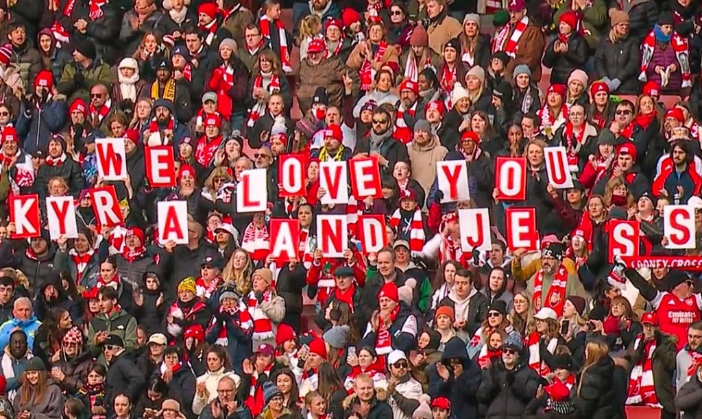 Arsenal e os seus adeptos prestam homenagem a Kyra Cooney-Cross e à sua mãe que foi diagonistcada com&nbsp;cancro