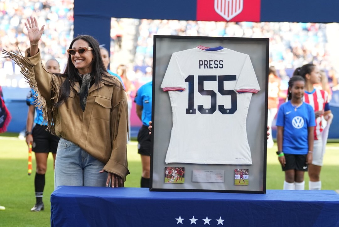 A despedida e homenagem da USWNT a Christen Press no adeus aos relvados de uma lenda do futebol americano