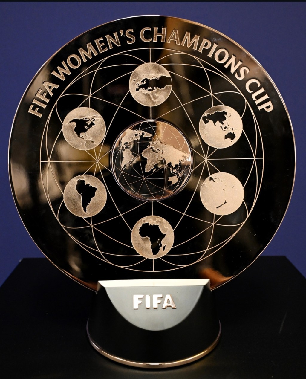 A FIFA apresentou o troféu da Taça das Campeãs que se realiza em Inglaterra na próxima&nbsp;semana