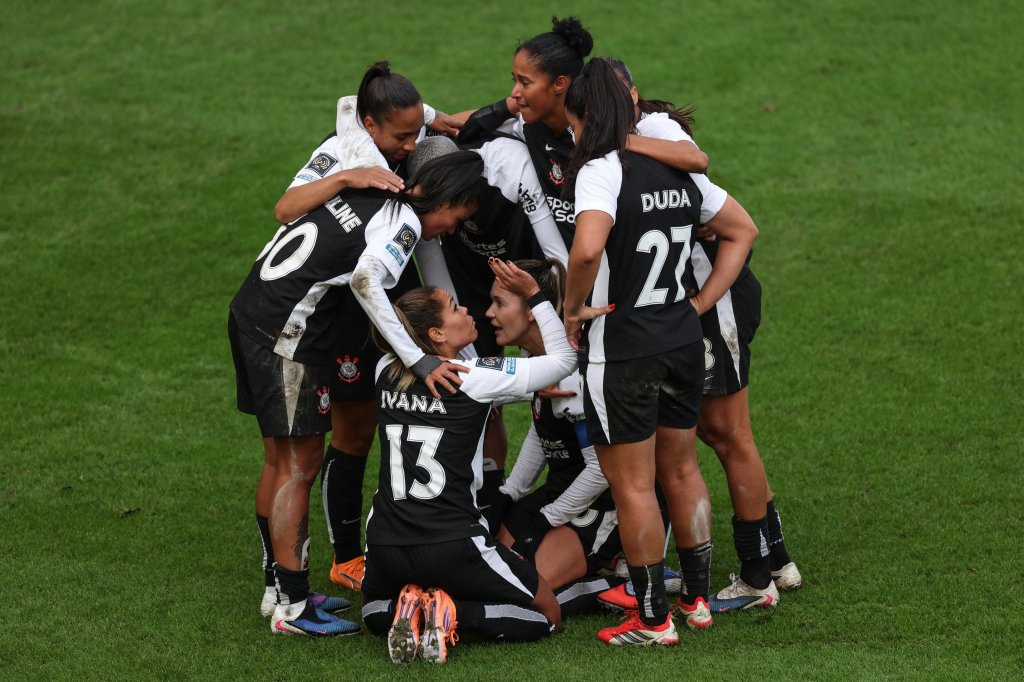 Corinthians levanta suspeita sobre espionagem e denuncia o Arsenal junto da FIFA antes de final do Mundial&nbsp;Feminino