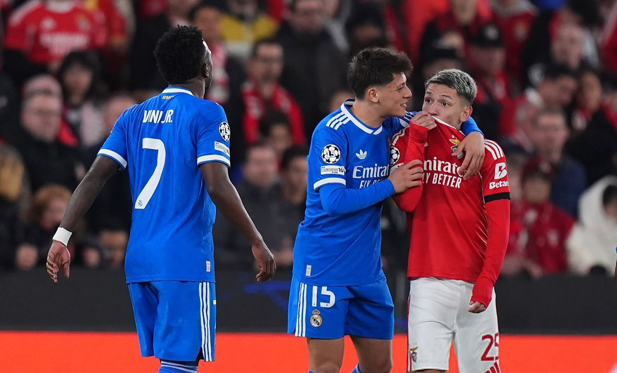 Jogo entre SL Benfica e Real Madrid teve de ser suspenso por largos minutos após Vinicius Junior acusar Prestianni de insultos racistas!