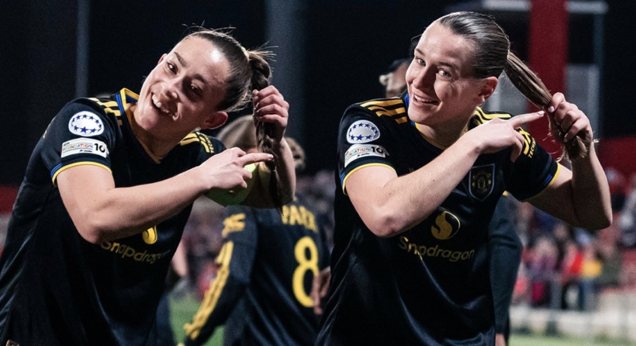 Elisabeth Terland e Maya Le Tissier comemoram golo do Manchester United com celebração alusiva a Franck Ilet&nbsp;
