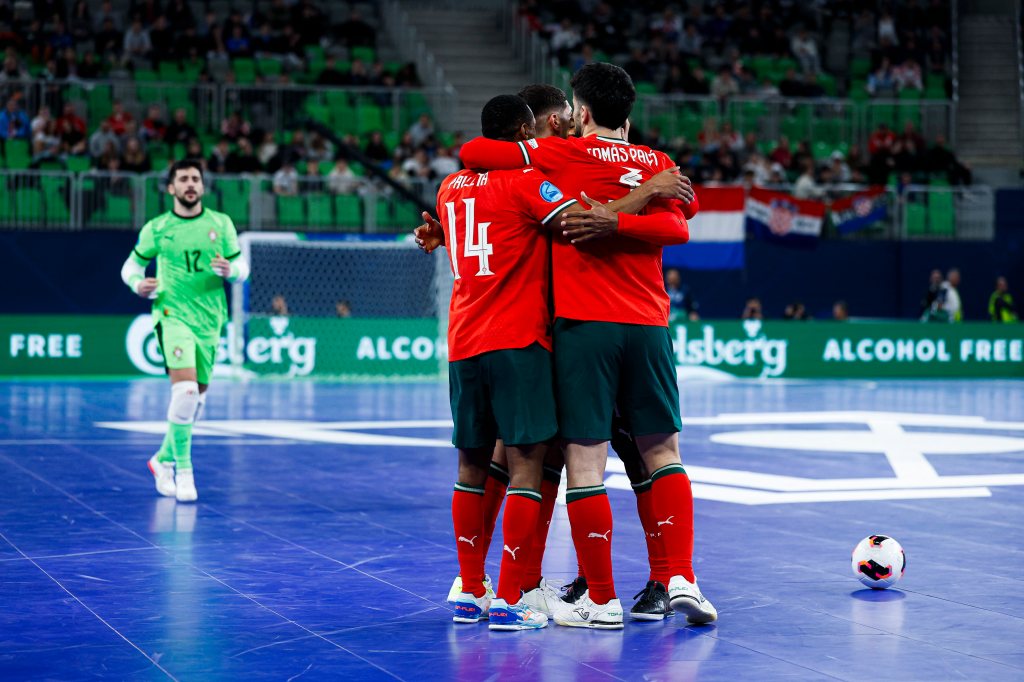 Portugal na final do Europeu de futsal após vencer a França por&nbsp;4-1
