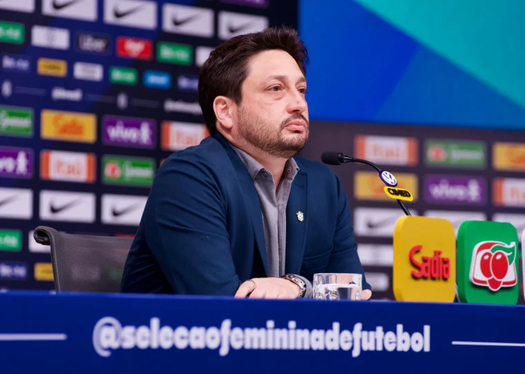 Arthur Elias anuncia convocatória para a Fifa Series e aborda caso de Gio Garbelini