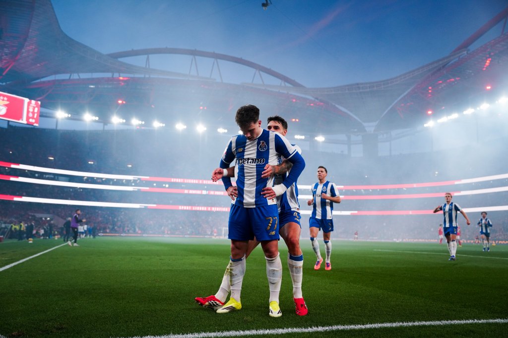 Clássico a ferro e fogo: Benfica e Porto empatam a duas bolas na Luz