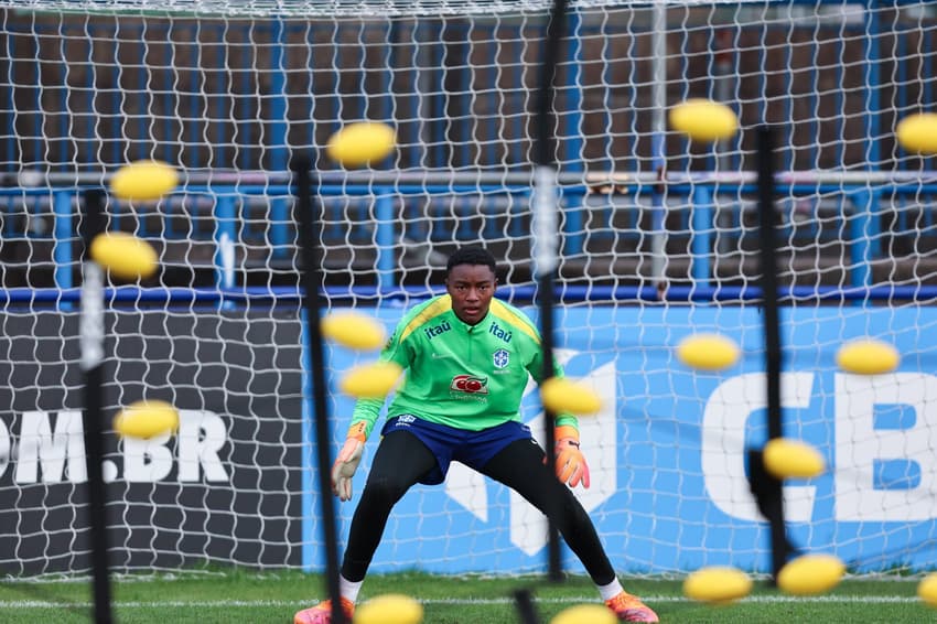 Thais Lima estreia-se pela seleção brasileira e torna-se a jogadora mais jovem de sempre a alinhar pelo plantel canarinho