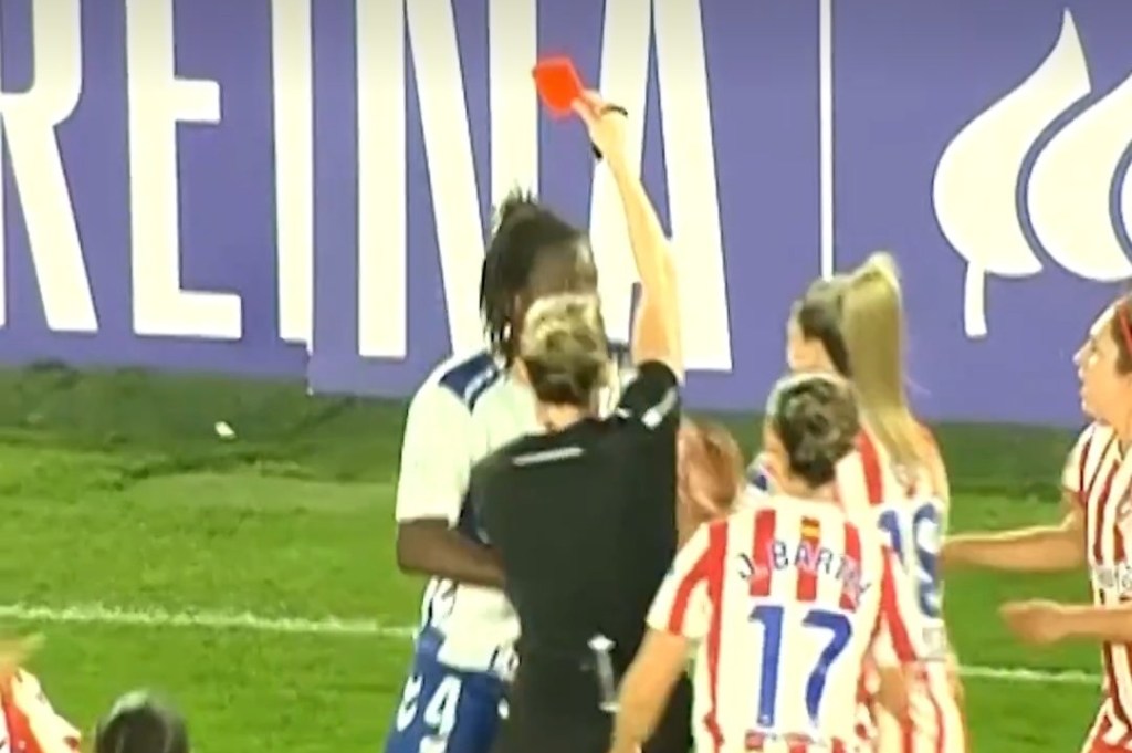 Caos e polémica na semi final da Taça Rainha: expulsão de Fatou Dembele e acusação de racismo contra Gio Garbelini geram tensão em&nbsp;campo