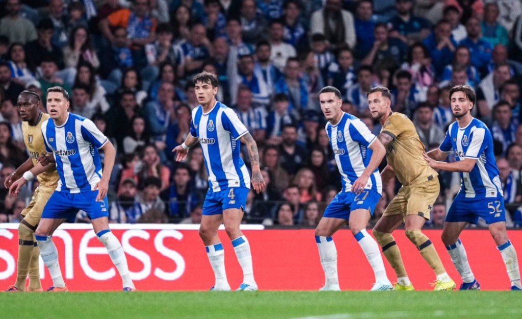 Empate arrancado no último suspiro que deixou o Dragão em silêncio: FC Porto 2 – 2 FC Famalicão