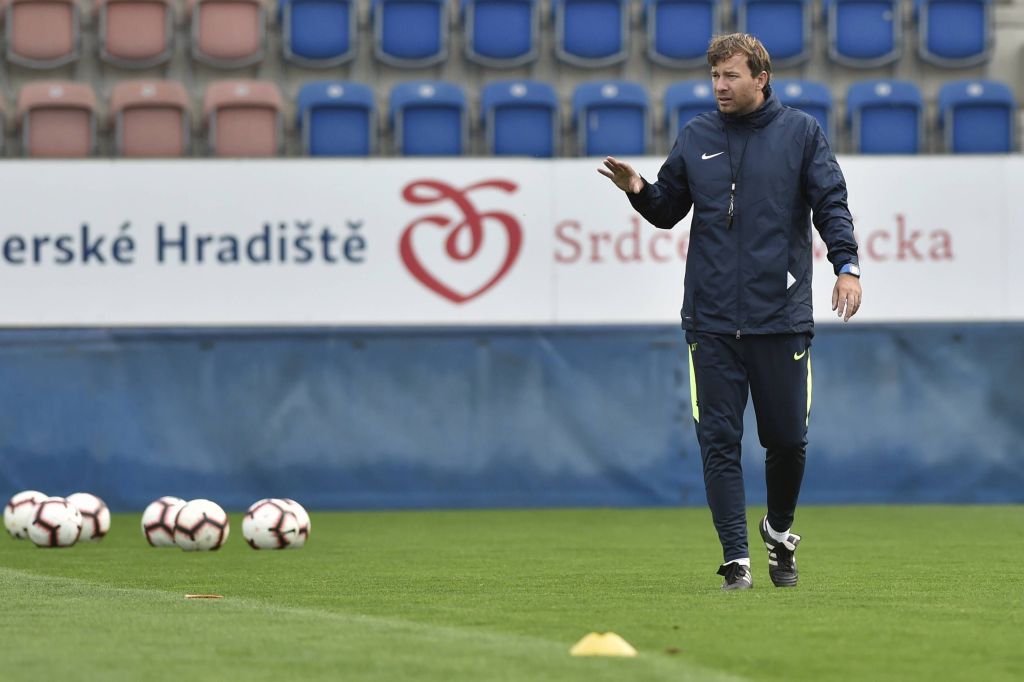Petr Vlachovsky ex treinador do FC Slovacko filmou durante várias épocas as jogadoras no duche e estava envolvido com pornografia&nbsp;infantil