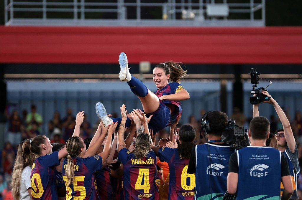 O último jogo de Alexia pelo Barcelona com direito MVP, reverência e a guarda de honra das adversárias. Também Ona e Mapi se despediram do&nbsp;clube