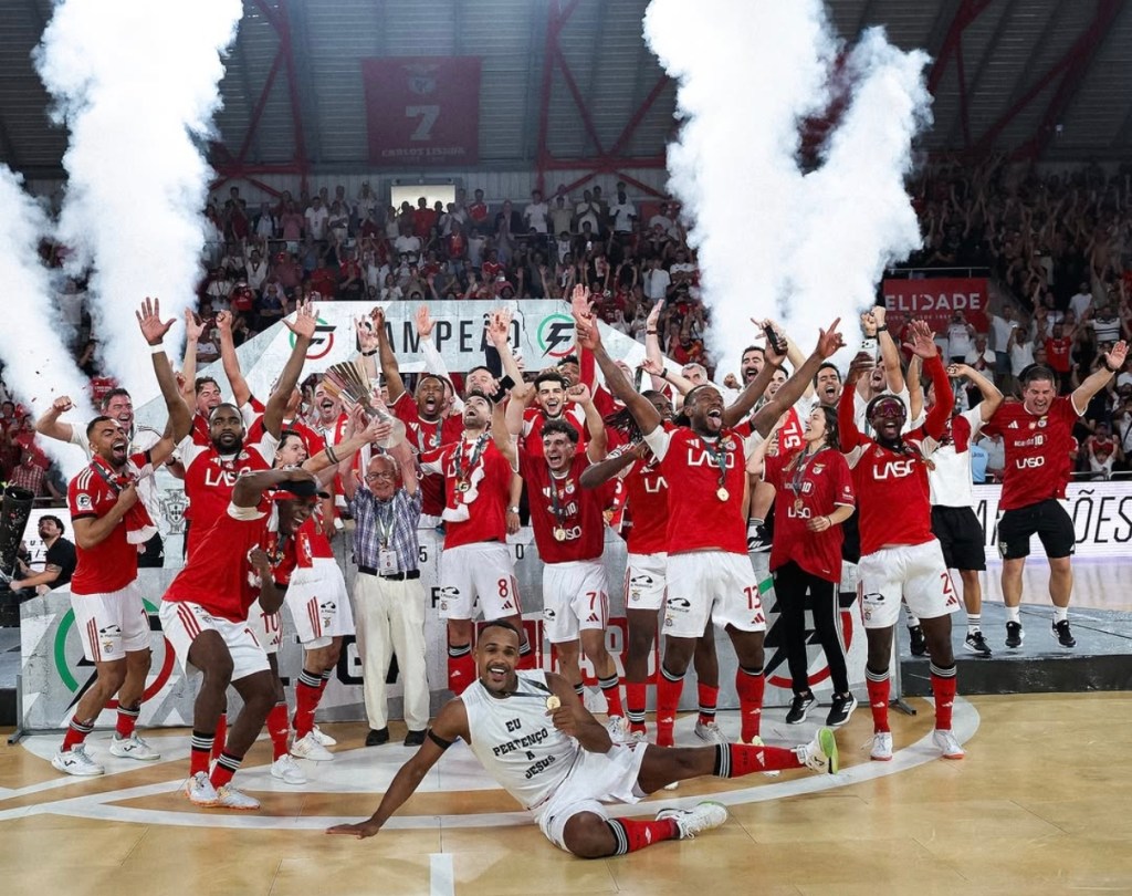18 anos depois, o Benfica celebra o tão desejado bicampeonato, carimbando o seu 10.º título&nbsp;nacional.