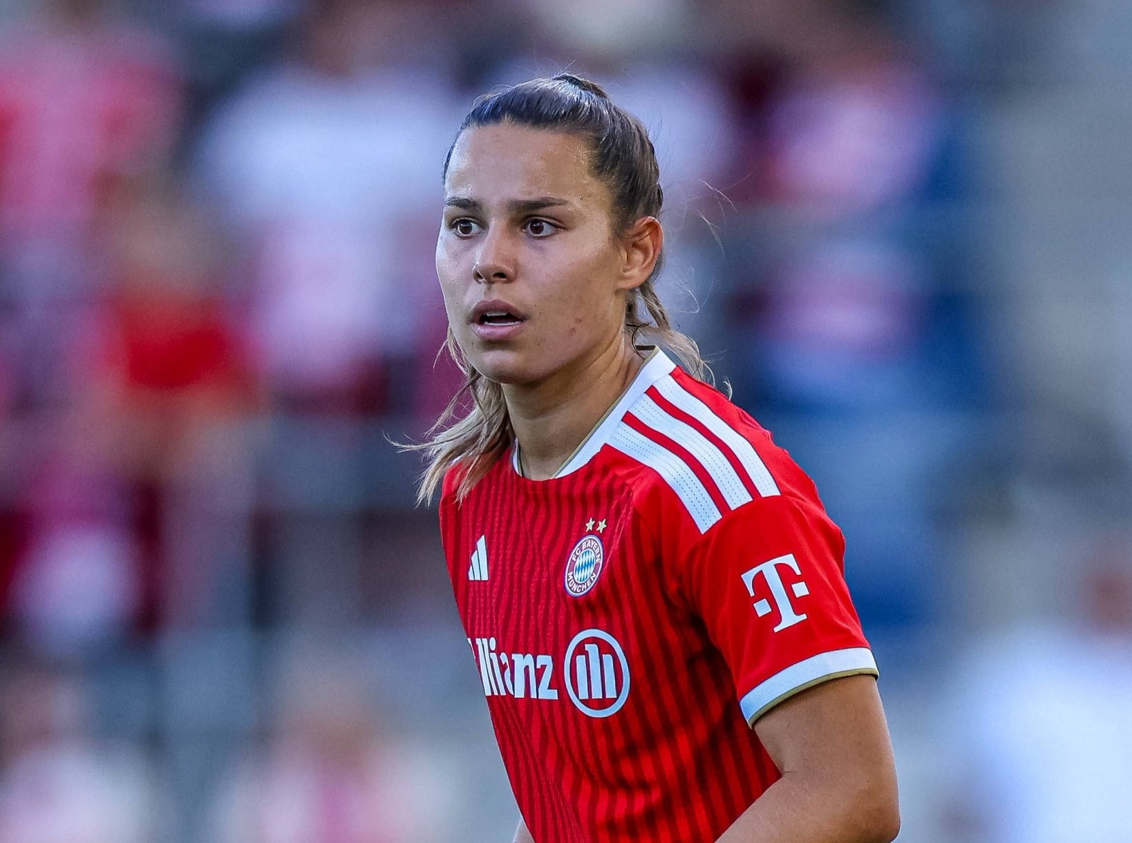 Depois de duas roturas do LCA e de um longo período de recuperação, Lena Oberdorf voltou aos relvados e recebeu novo golpe: Bayern confirma lesão no joelho