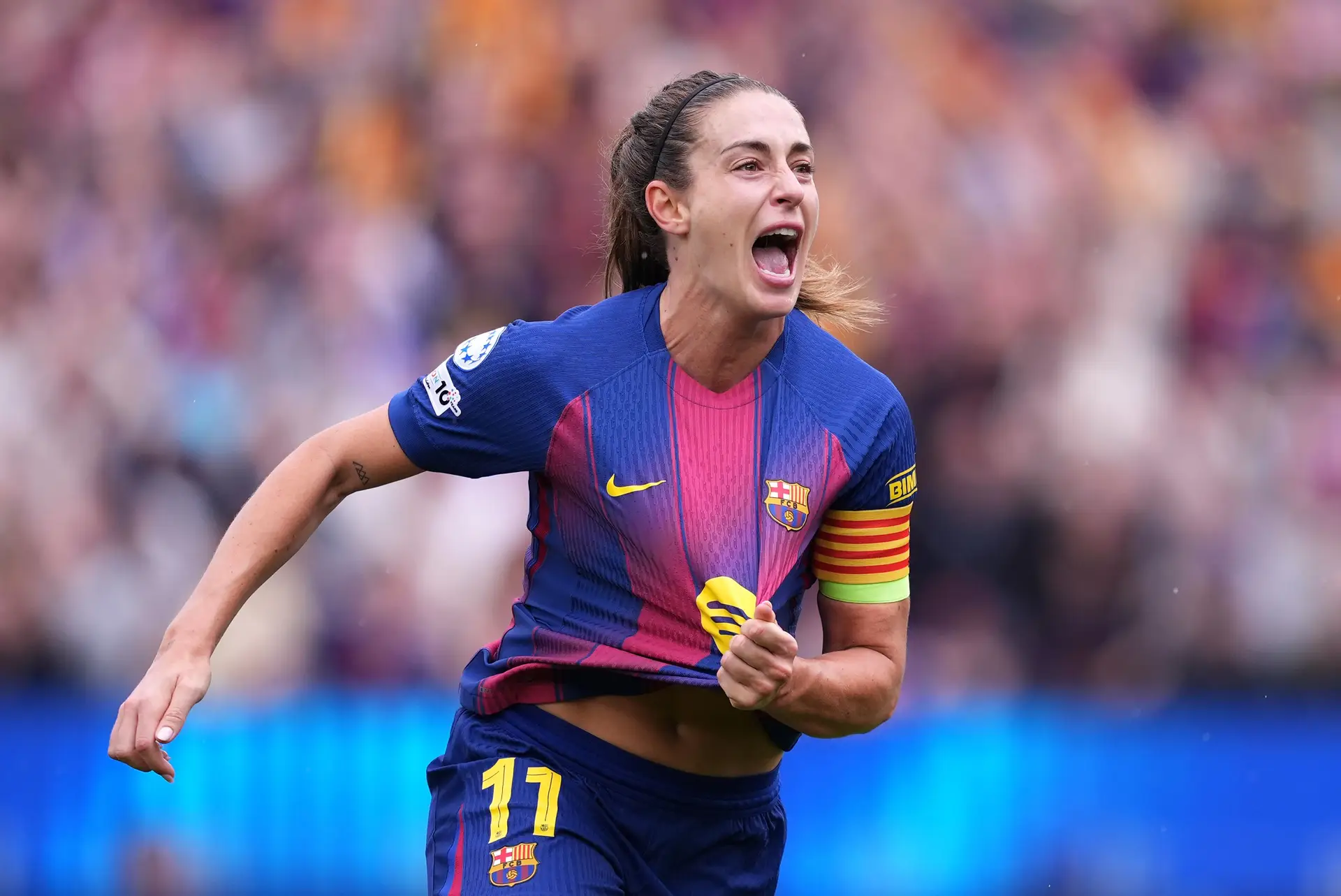 A coroa regressa à cabeça de La Reina. E o futebol volta a inclinar-se perante Alexia Putellas.